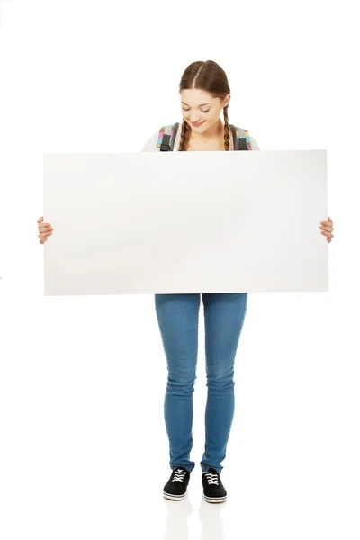 Молодая женщина с чистым рекламным щитом . Лицензионные Стоковые Фото