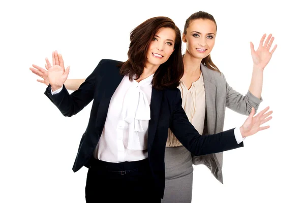 Twee zakenvrouw tonen haar palmen. — Stockfoto