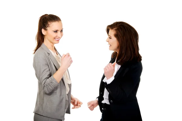Gelukkig twee vrouwelijke ondernemers maken vuisten. — Stockfoto