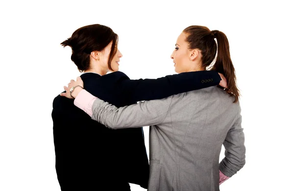 Twee vrouwen die elkaar omhelzen. — Stockfoto