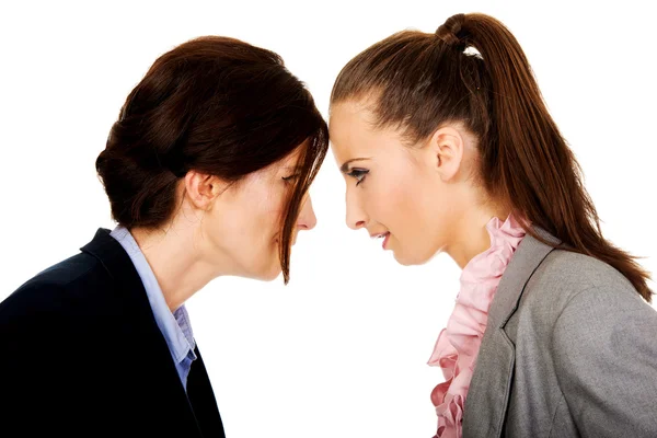Twee boos businesswomans aangezicht tot aangezicht. — Stockfoto
