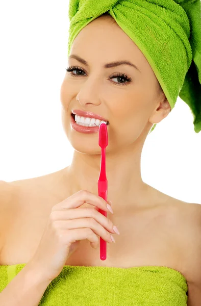 Hermosa mujer con cepillo de dientes . — Foto de Stock
