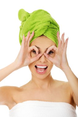 Parmakları Tamam gözlüklerle izlerken kadın.