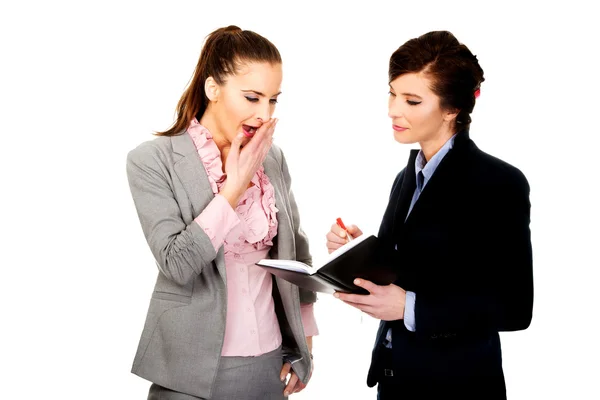 Погана бізнес-леді розмовляє зі своїм партнером . — стокове фото