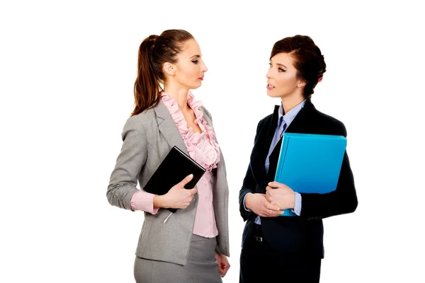 Businesswomans houden hun nota 's. — Stockfoto