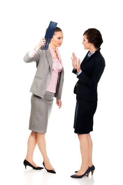 Бізнес-леді не погоджується зі своєю ідеєю друга . — стокове фото