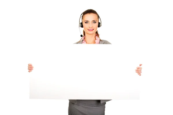 Call center mujer sosteniendo banner vacío . —  Fotos de Stock