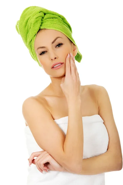 Bellezza donna con asciugamano turbante . — Foto Stock