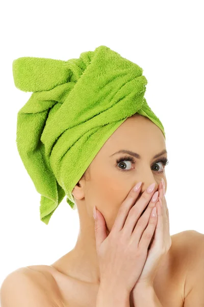 Mujer conmocionada con toalla de turbante . — Foto de Stock
