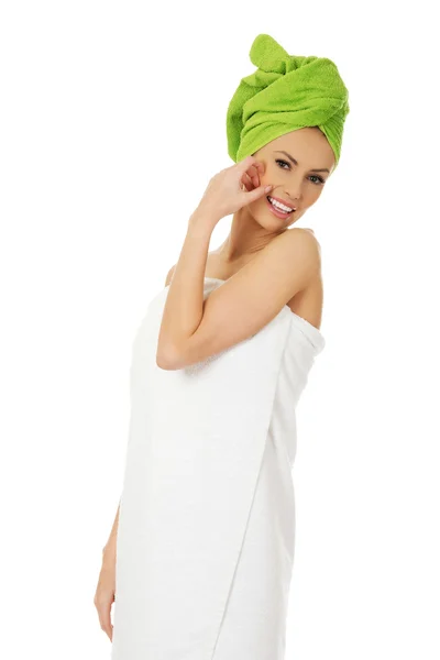 Mulher de beleza com toalha de turbante . — Fotografia de Stock