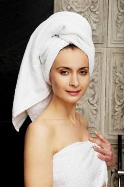 doğal güzel kadın banyoda.