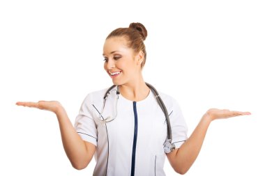 Kadın doktor elinde boşaltmak sunulması
