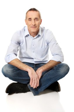 adam yere bağdaş kurup oturmak