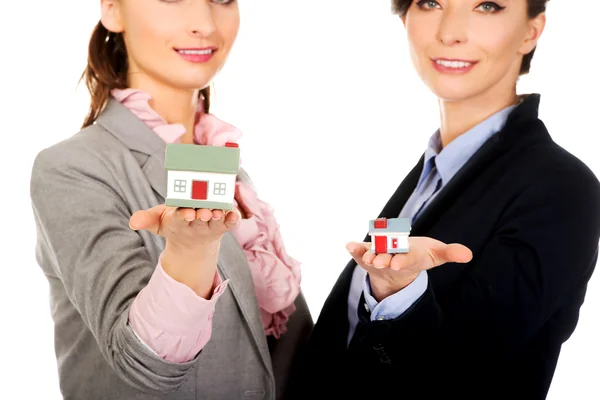 Dos arquitectos mujeres con modelo de casa . —  Fotos de Stock