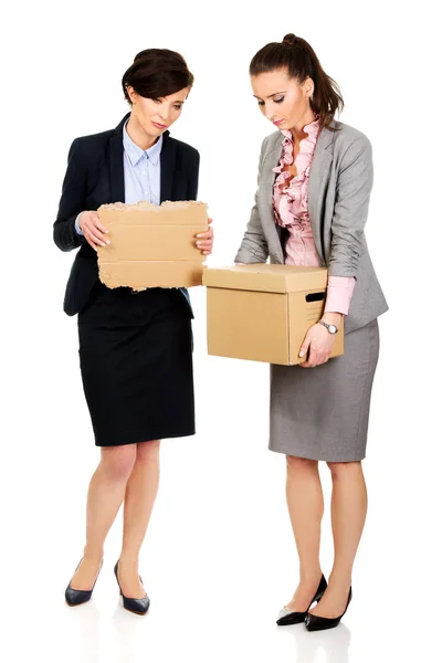 Deux femmes d'affaires tristes portant boîte . — Photo