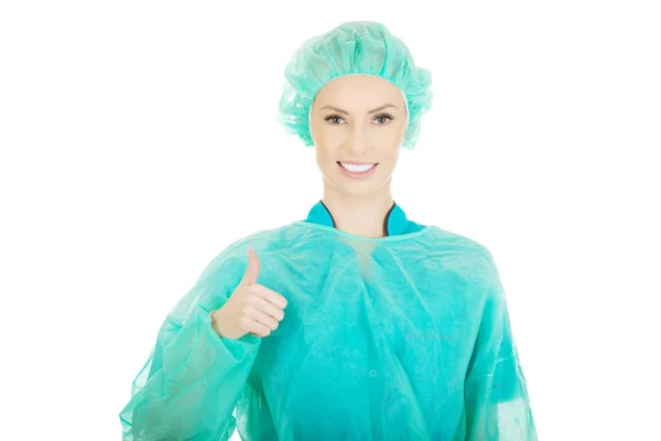 Médecin chirurgien femme avec les pouces levés . — Photo