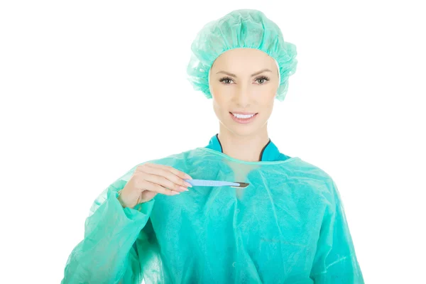 Female doctor with a scalpel. — Stock Photo, Image