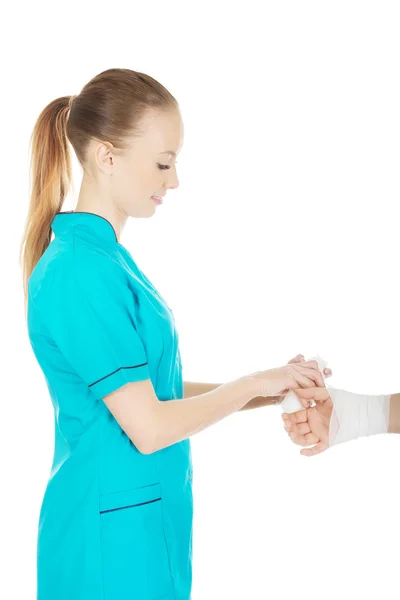 Mujer médico vendaje mano femenina . — Foto de Stock