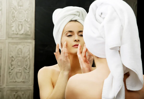 Vrouw verzorgen van haar gezicht. — Stockfoto