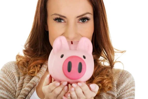 Casual vrouw met piggy-bank. — Stockfoto