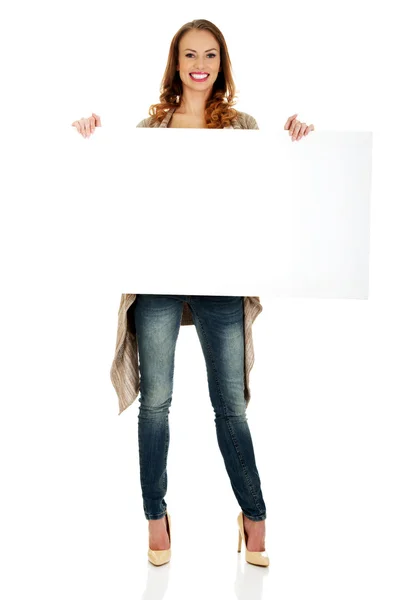 Mulher feliz com placa em branco. — Fotografia de Stock