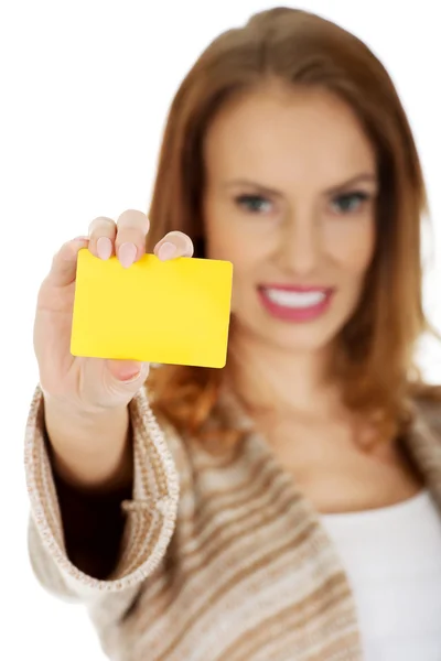 Mujer feliz con tarjeta en blanco . —  Fotos de Stock