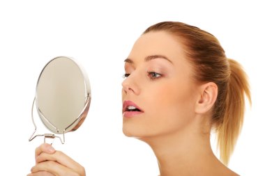 Bir ayna tutan genç kadın.