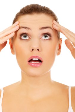 Şok olmuş genç kadın.