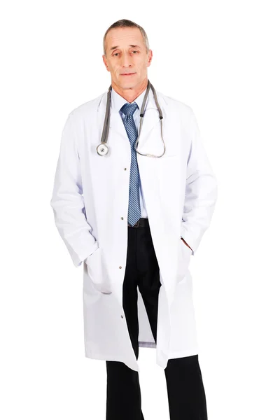 Magabiztos férfi orvos a kezével, a zsebek — Stock Fotó