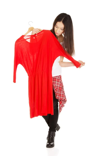 Hermosa mujer sosteniendo vestido rojo . —  Fotos de Stock