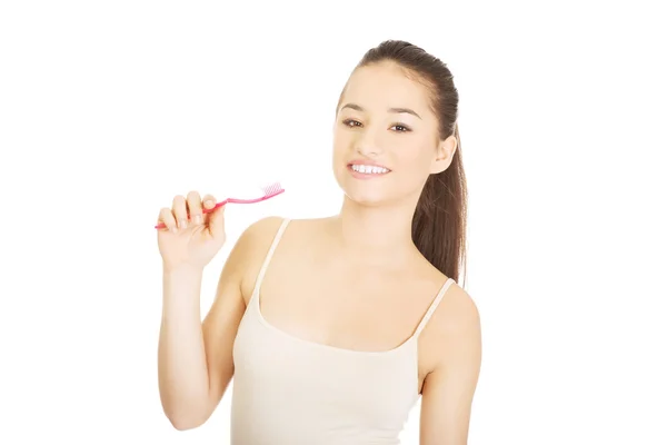 Mujer joven sosteniendo cepillo de dientes . — Foto de Stock