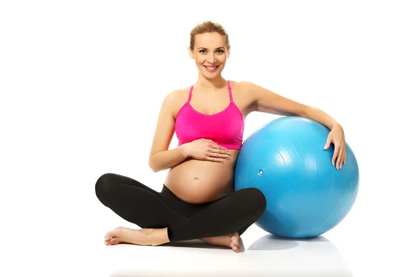 体操の球で妊娠中の女性 — ストック写真