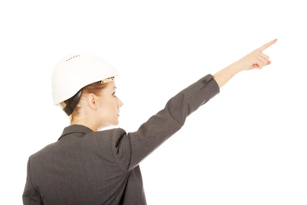 Mujer de negocios en sombrero duro apuntando hacia arriba . —  Fotos de Stock