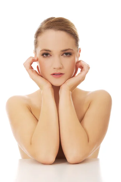 Mulher bonita spa jovem por uma mesa . — Fotografia de Stock