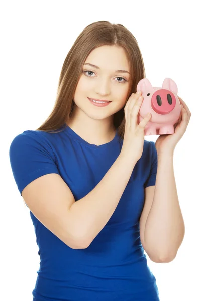 Teenager hält Sparschwein. — Stockfoto