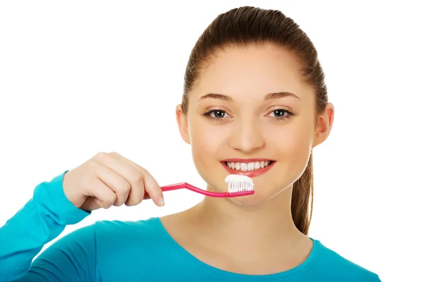 Jovem mulher escovando dentes. — Fotografia de Stock