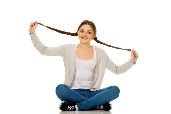 Feliz adolescente mujer sentado cruz piernas . — Foto de Stock