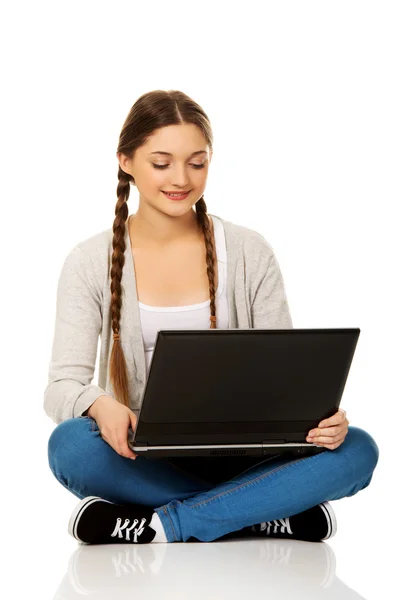 Estudiante sentada con laptop . — Foto de Stock