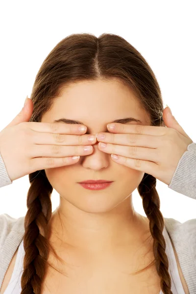 Mulher adolescente cobrindo seus olhos . — Fotografia de Stock