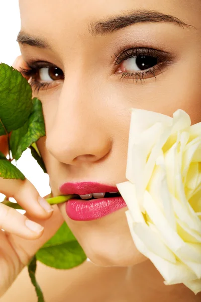 Γυναίκα με λευκό τριαντάφυλλο στο στόμα. — Φωτογραφία Αρχείου