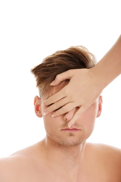 Womans hand covering mans eyes. — Stock Photo, Image