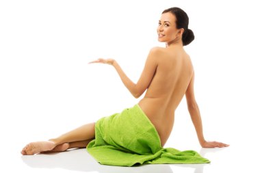 Boşaltmak tutarak havlu sarılı kadın