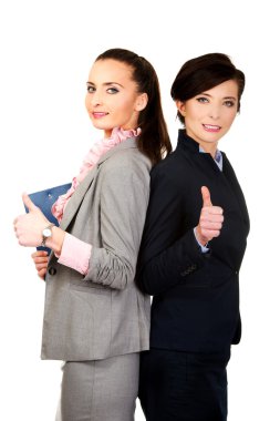 Başparmak yukarıya ile gülümseyen iş kadınları.
