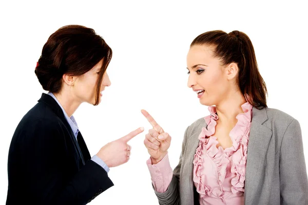 Wütende Geschäftsfrauen zeigen aufeinander. — Stockfoto