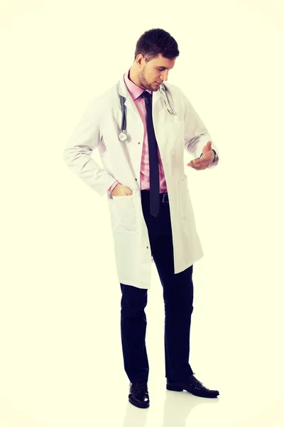 Мужской врач держит таблетки . — стоковое фото