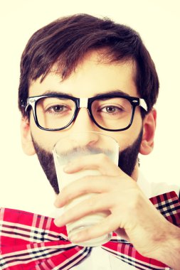 Süt içme jartiyer giymiş adam.