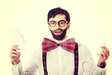 Adam adet defteri tutan jartiyer giymiş.