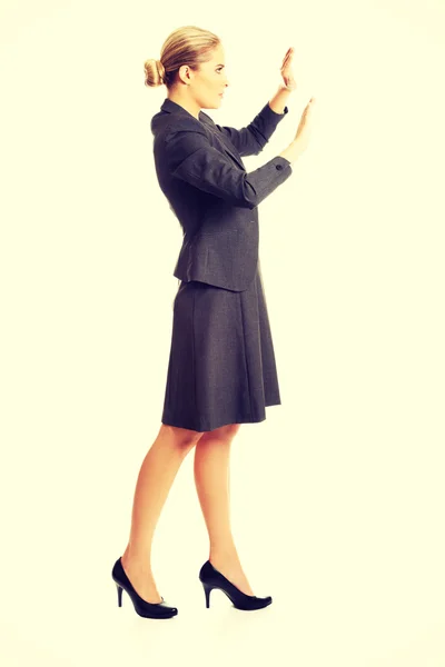 Žena držící ruce v copyspace — Stock fotografie