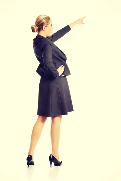Mujer de negocios apuntando alto en el espacio de copia —  Fotos de Stock
