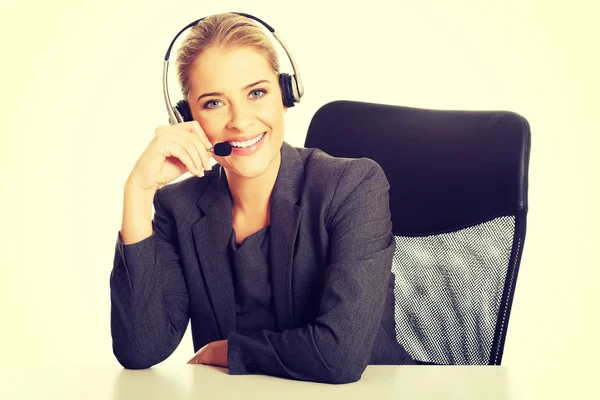 Callcenter-Frau sitzt am Schreibtisch — Stockfoto